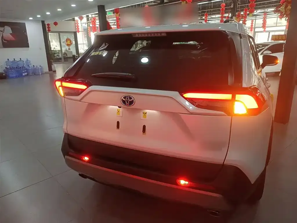 Toyota RAV4 — фото 2