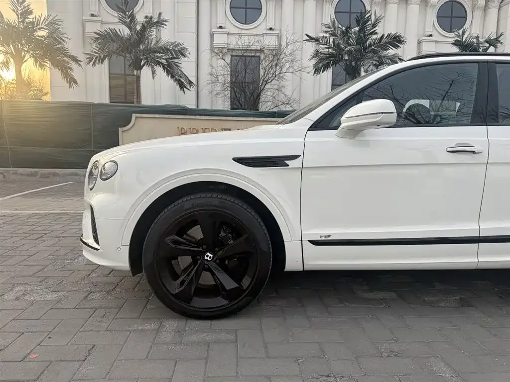 Bentley Bentayga — фото 6