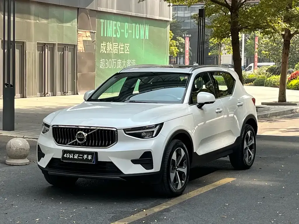 Volvo XC40 — фото 1