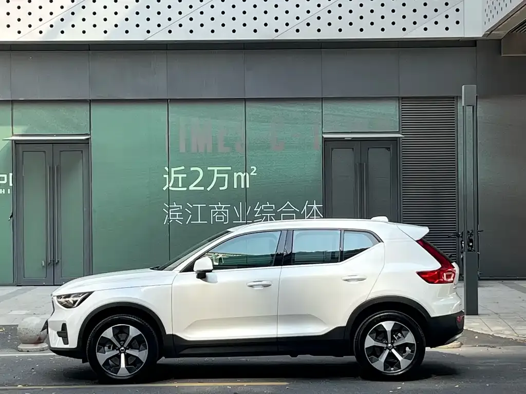 Volvo XC40 — фото 9