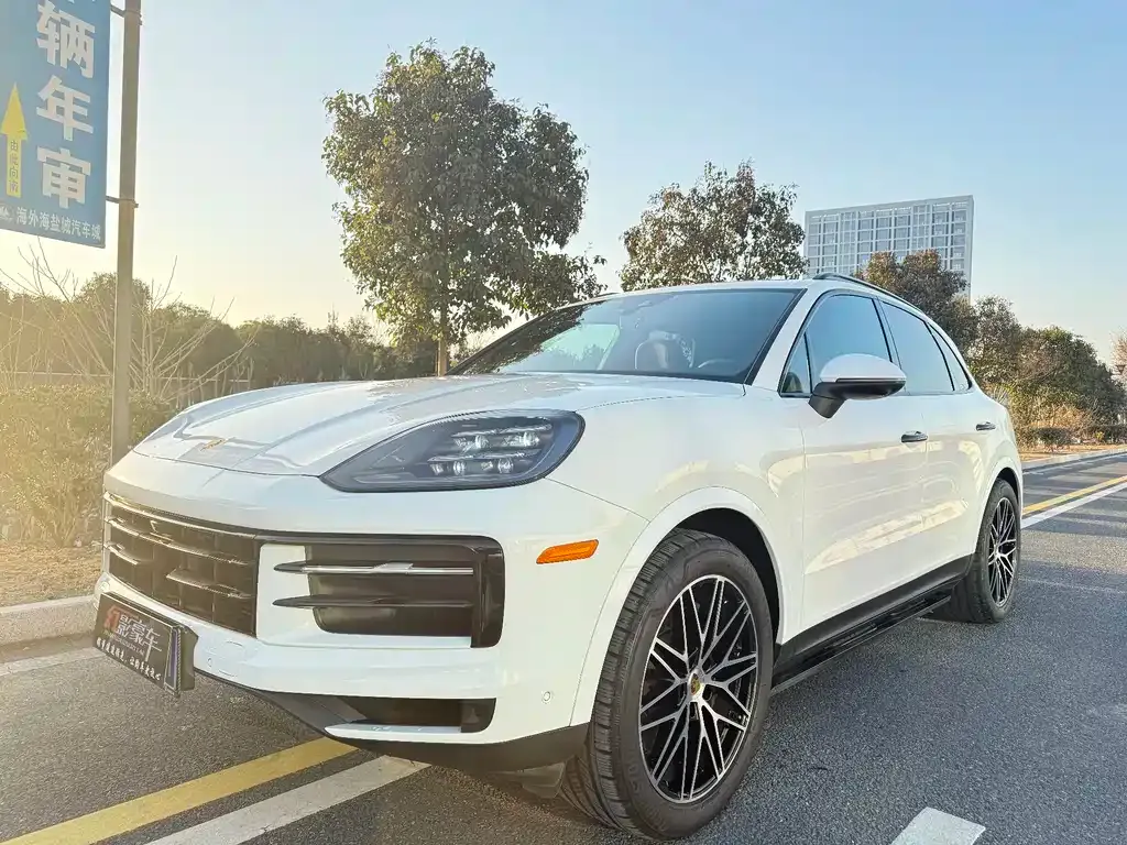 Porsche Cayenne — фото 1