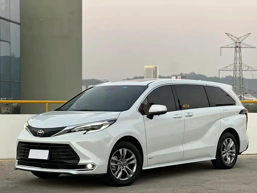 Toyota Sienna — фото 1