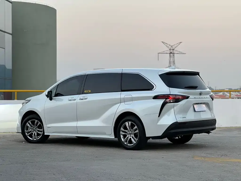 Toyota Sienna — фото 6