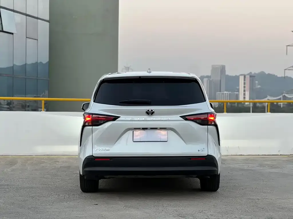 Toyota Sienna — фото 2