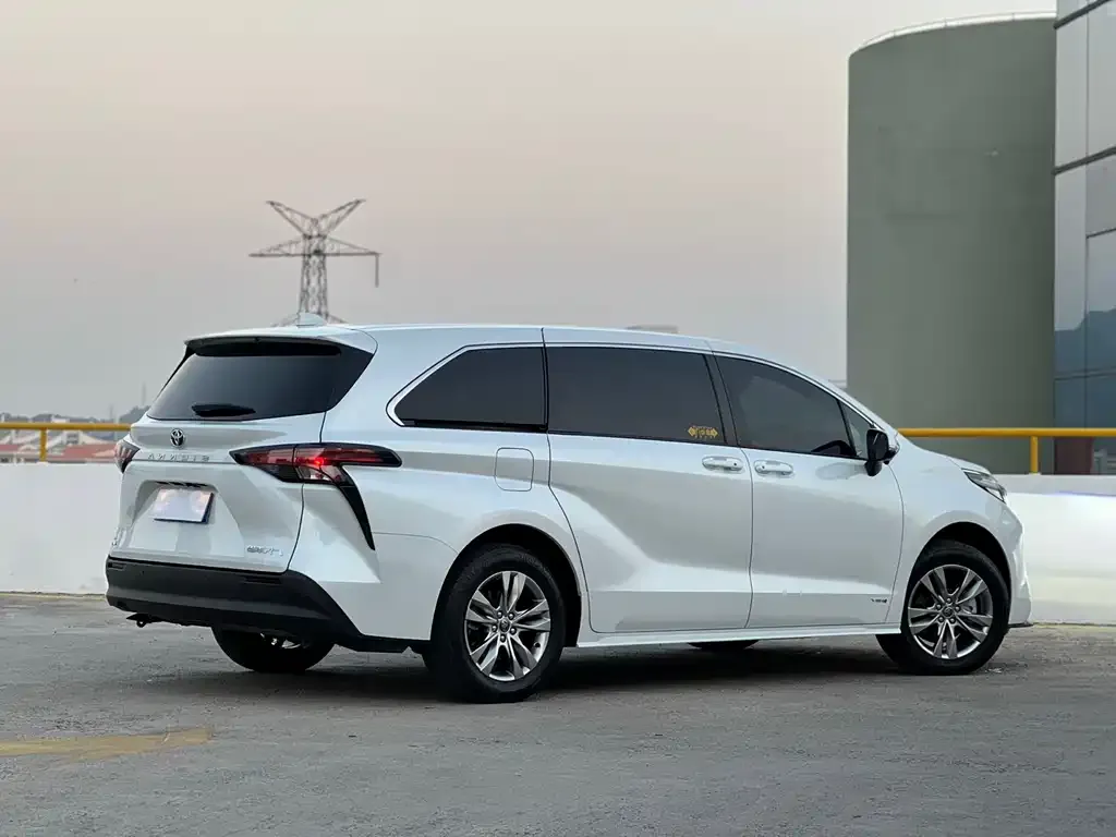 Toyota Sienna — фото 4