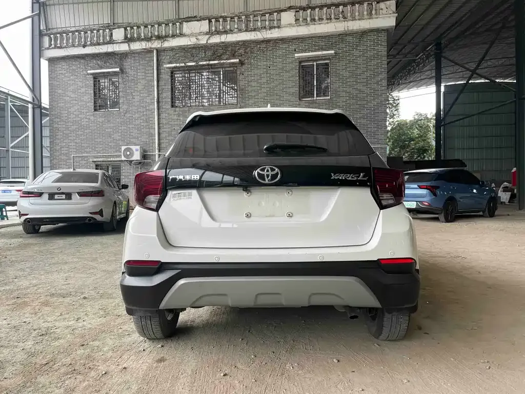 Toyota Yaris L — фото 3