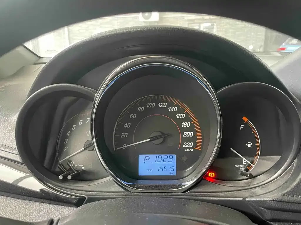 Toyota Yaris L — фото 4