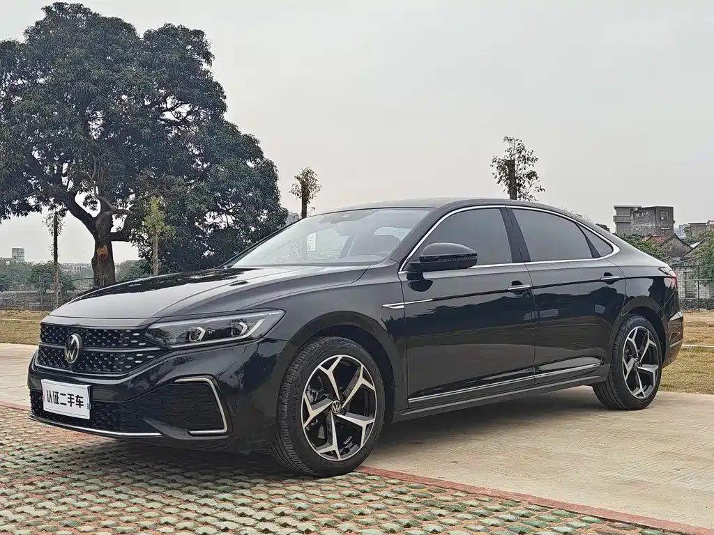 Volkswagen Passat — фото 1