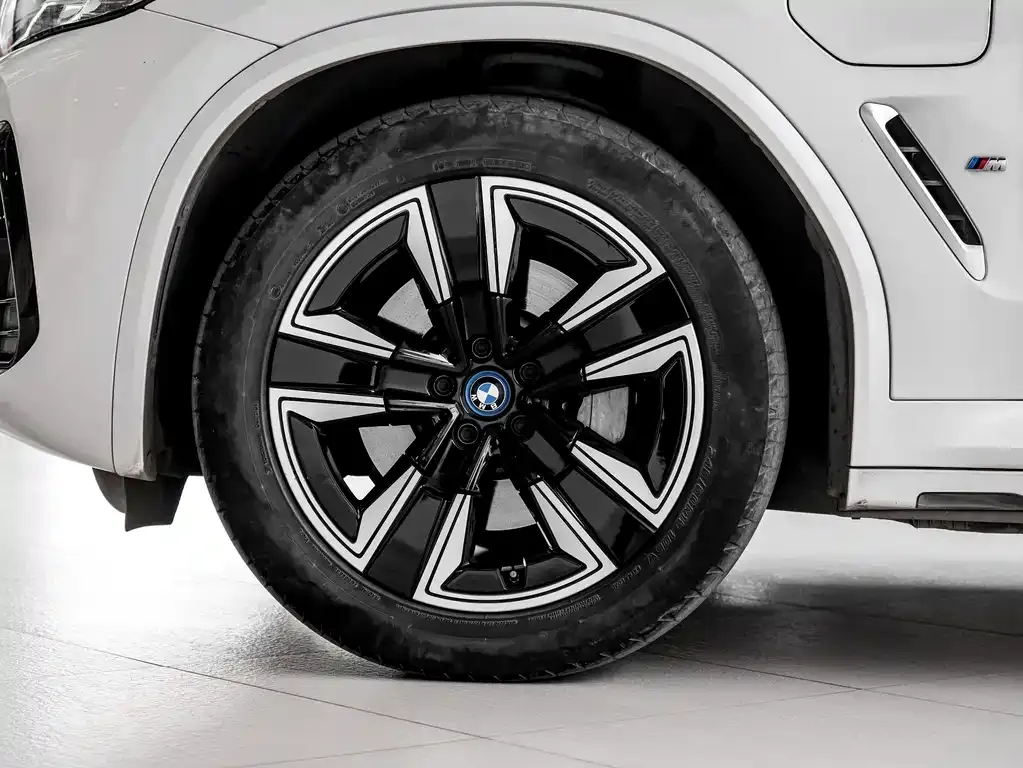 BMW iX3 — фото 5