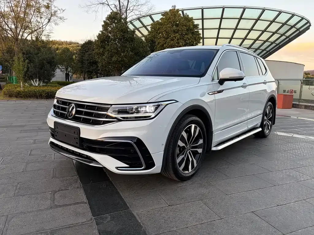 Volkswagen Tiguan L — фото 1
