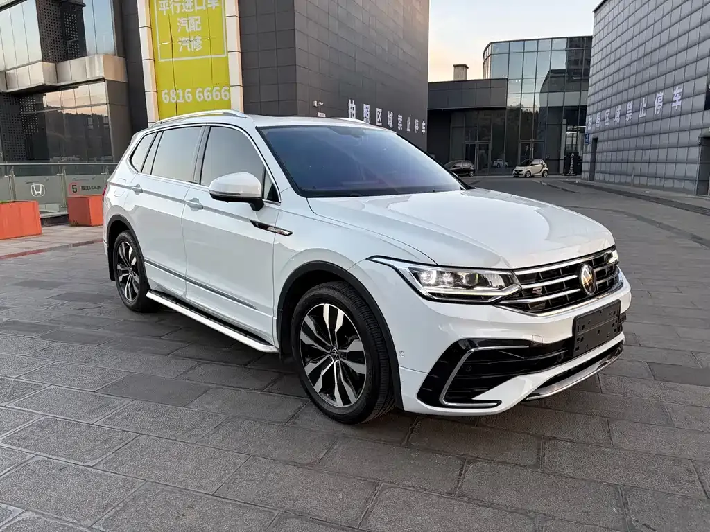Volkswagen Tiguan L — фото 10