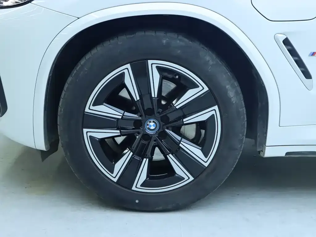 BMW iX3 — фото 5