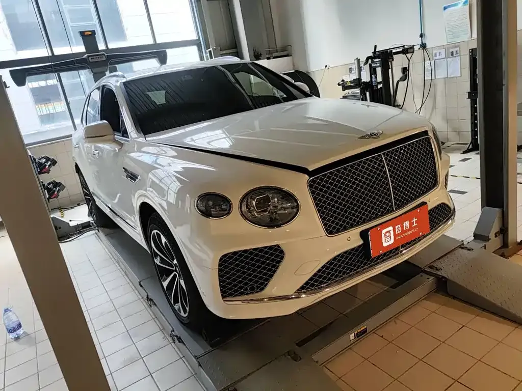 Bentley Bentayga — фото 1