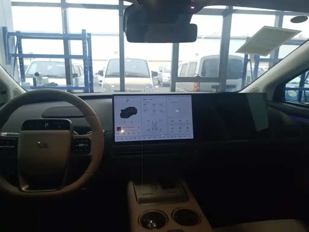 Li Auto i8 — фото 3