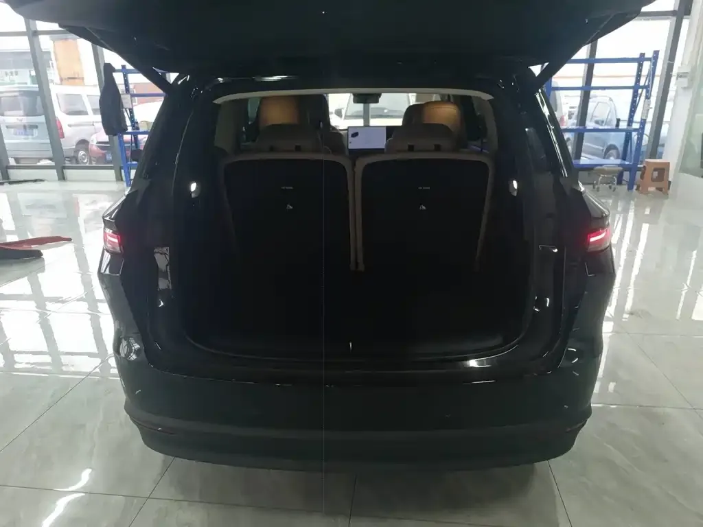 Li Auto i8 — фото 2