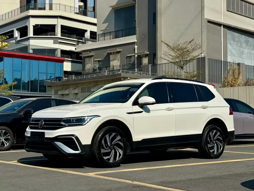 Volkswagen Tiguan L — фото 1