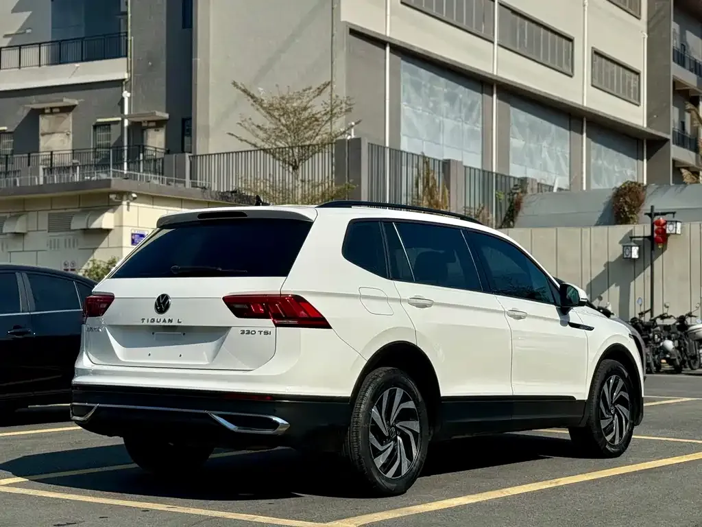 Volkswagen Tiguan L — фото 10