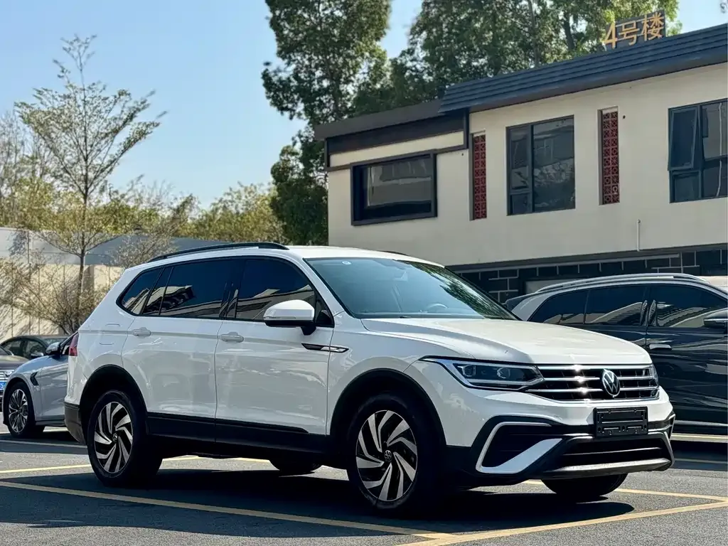 Volkswagen Tiguan L — фото 5