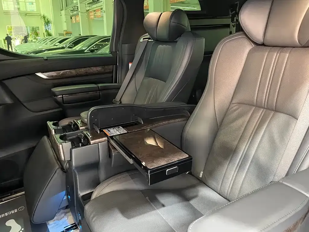 Toyota Vellfire — фото 10