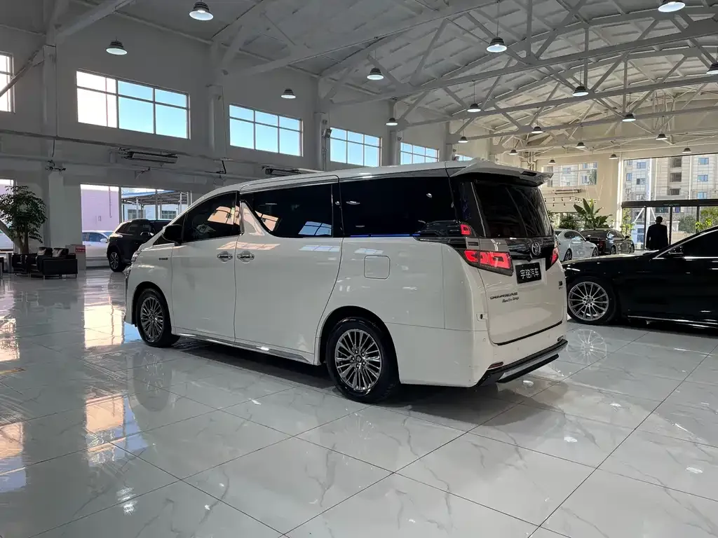 Toyota Vellfire — фото 2