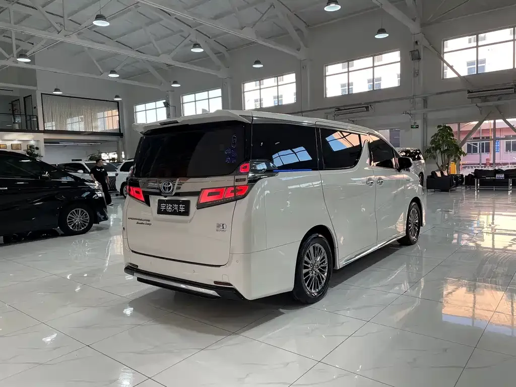 Toyota Vellfire — фото 3