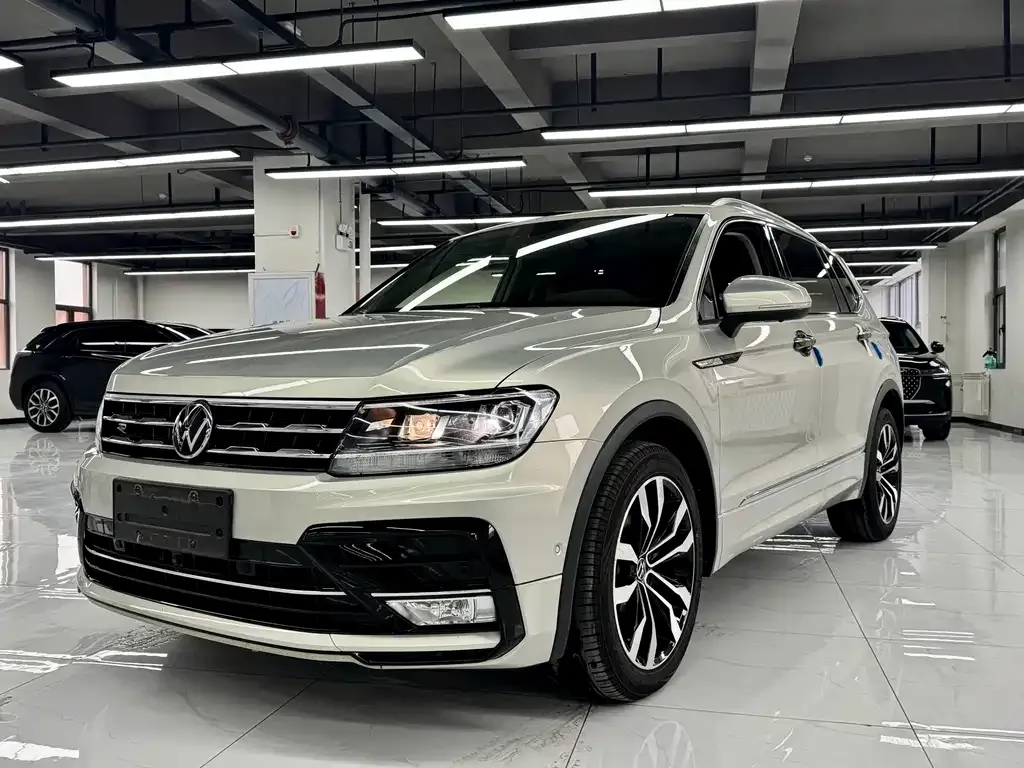 Volkswagen Tiguan L — фото 1