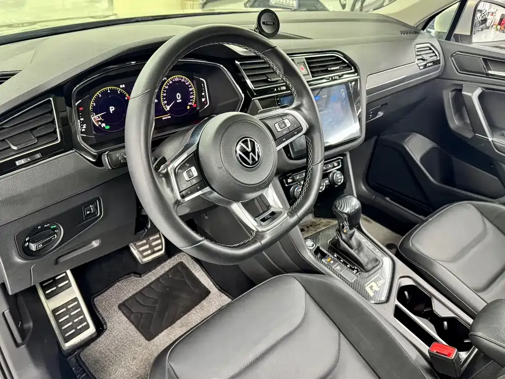 Volkswagen Tiguan L — фото 9
