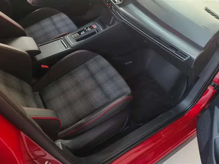 Volkswagen Golf GTI — фото 10