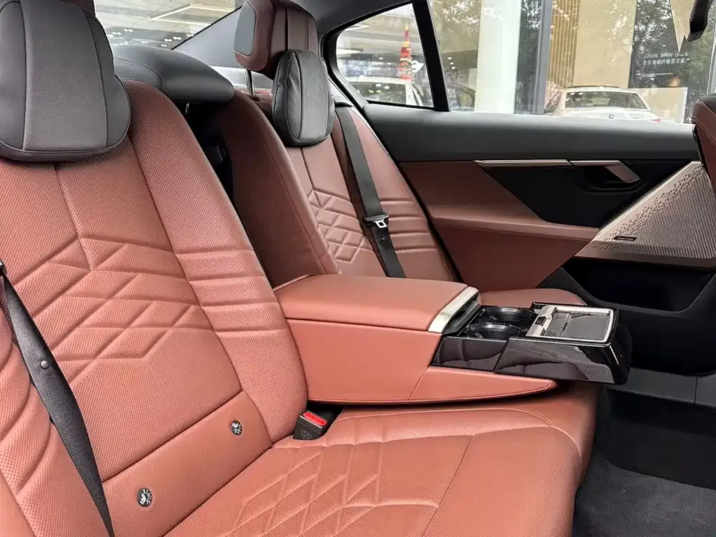 BMW i5 — фото 10