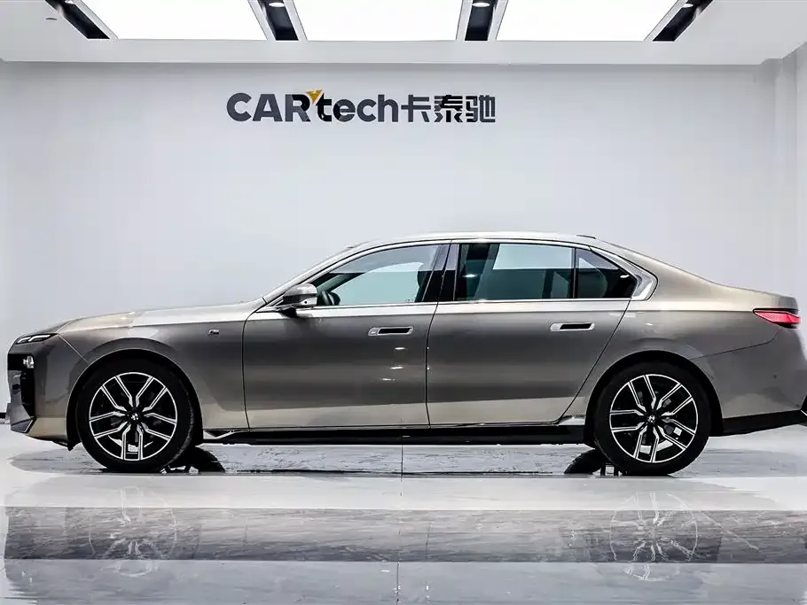BMW 7 Series — фото 9