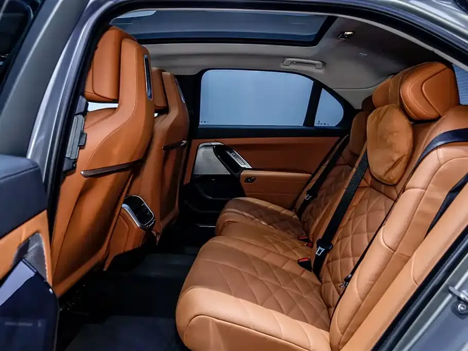 BMW 7 Series — фото 10