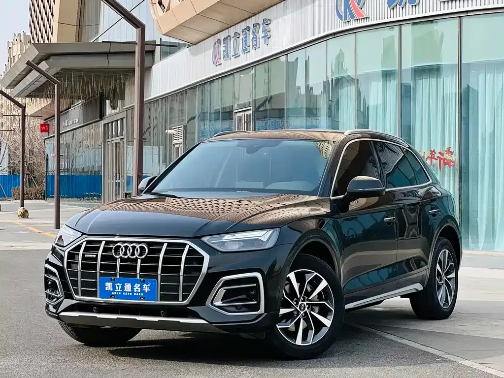 Audi Q5L — фото 1