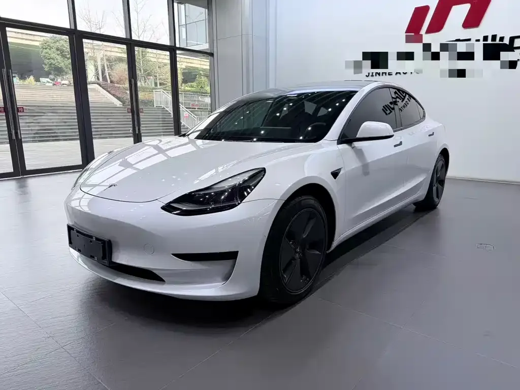 Tesla Model 3 — фото 1