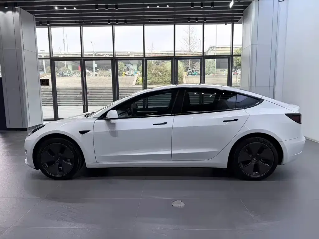 Tesla Model 3 — фото 10