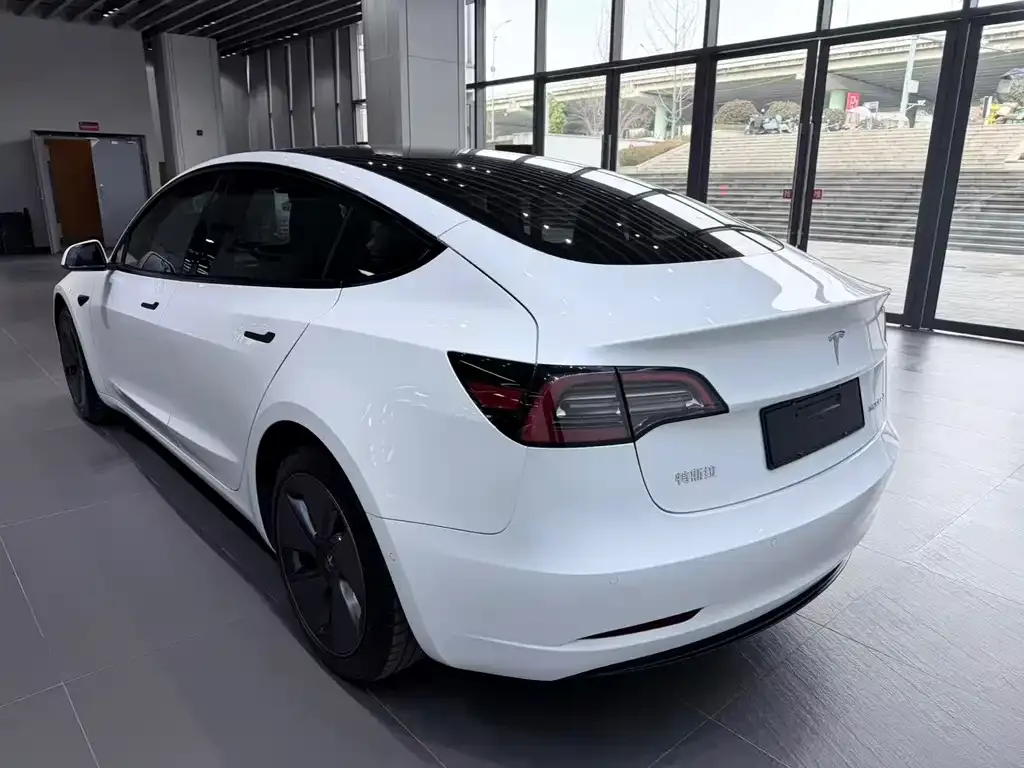 Tesla Model 3 — фото 9
