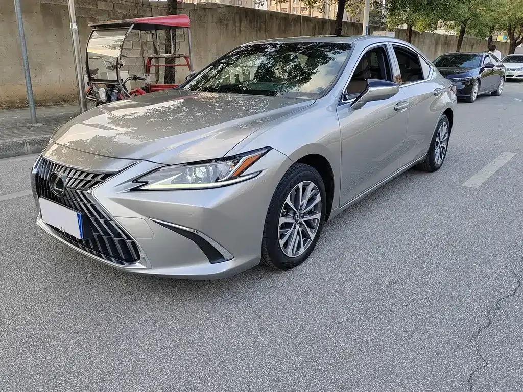 Lexus ES — фото 1