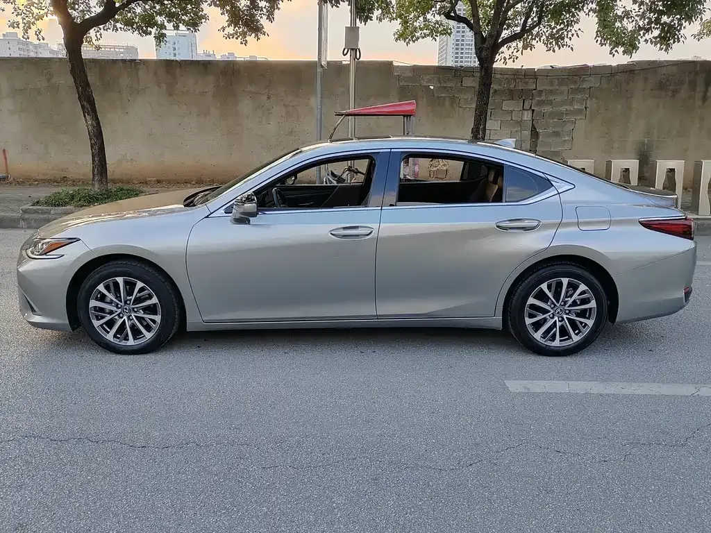 Lexus ES — фото 10