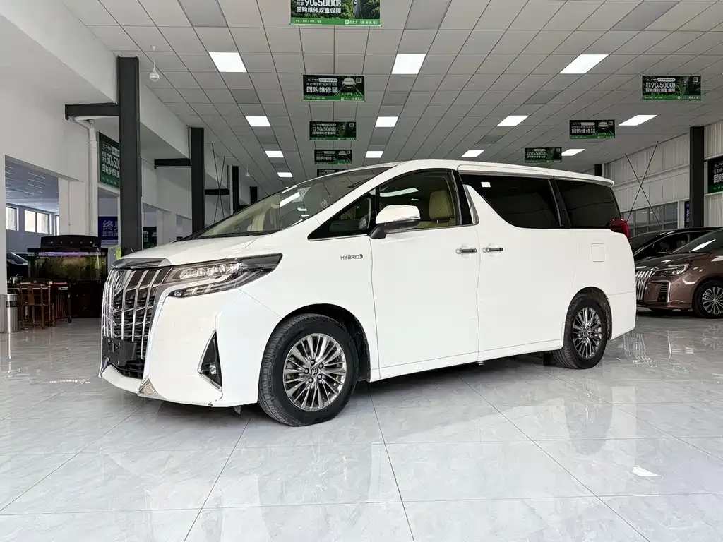 Toyota Alphard — фото 1