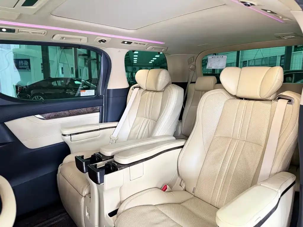 Toyota Alphard — фото 2