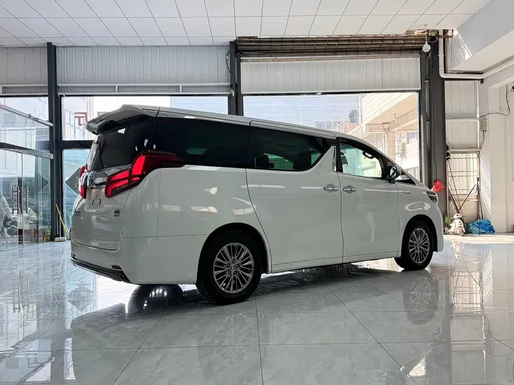 Toyota Alphard — фото 8