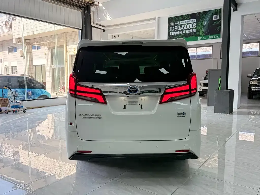 Toyota Alphard — фото 6