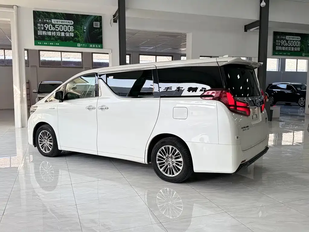 Toyota Alphard — фото 10