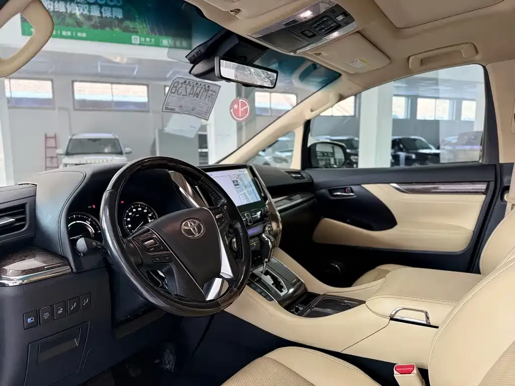 Toyota Alphard — фото 4