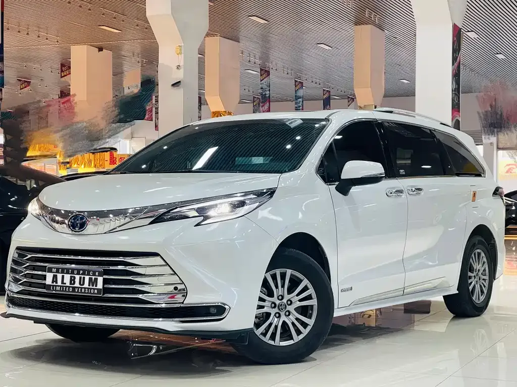 Toyota Sienna — фото 1