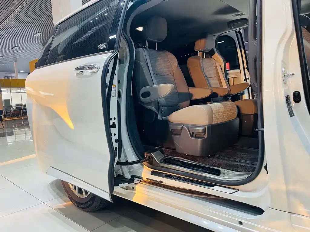 Toyota Sienna — фото 4