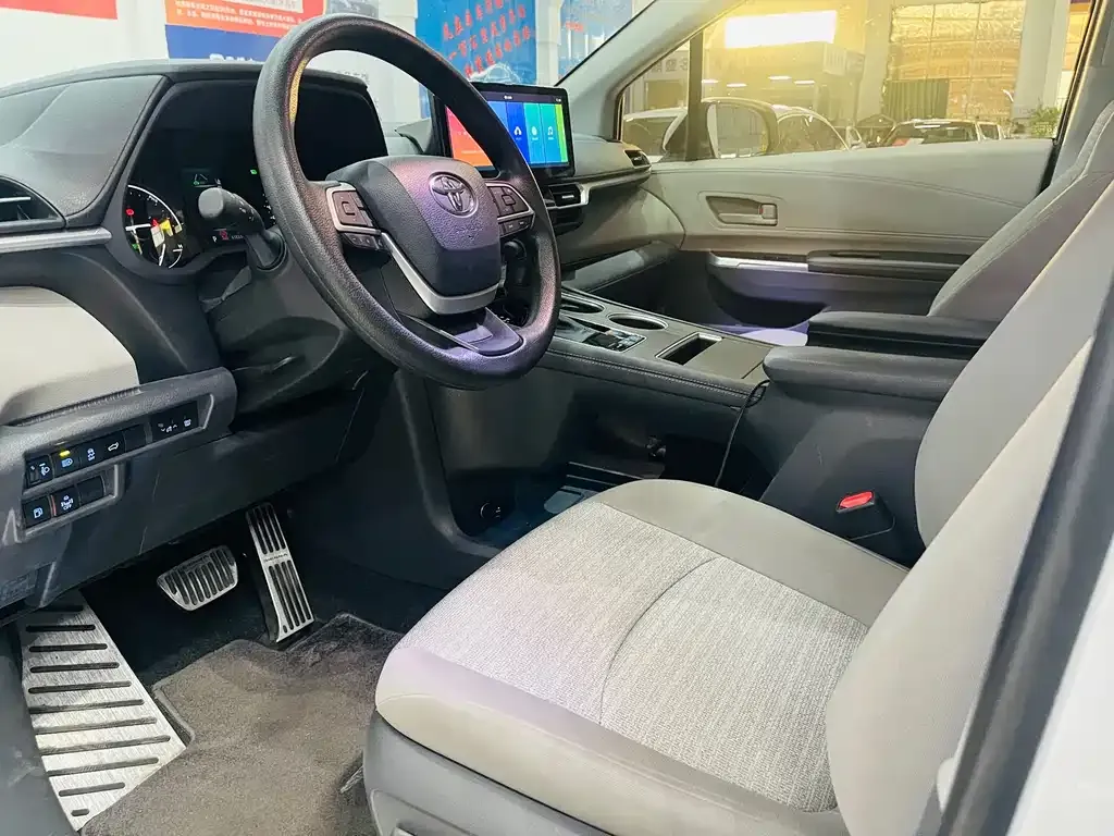 Toyota Sienna — фото 6
