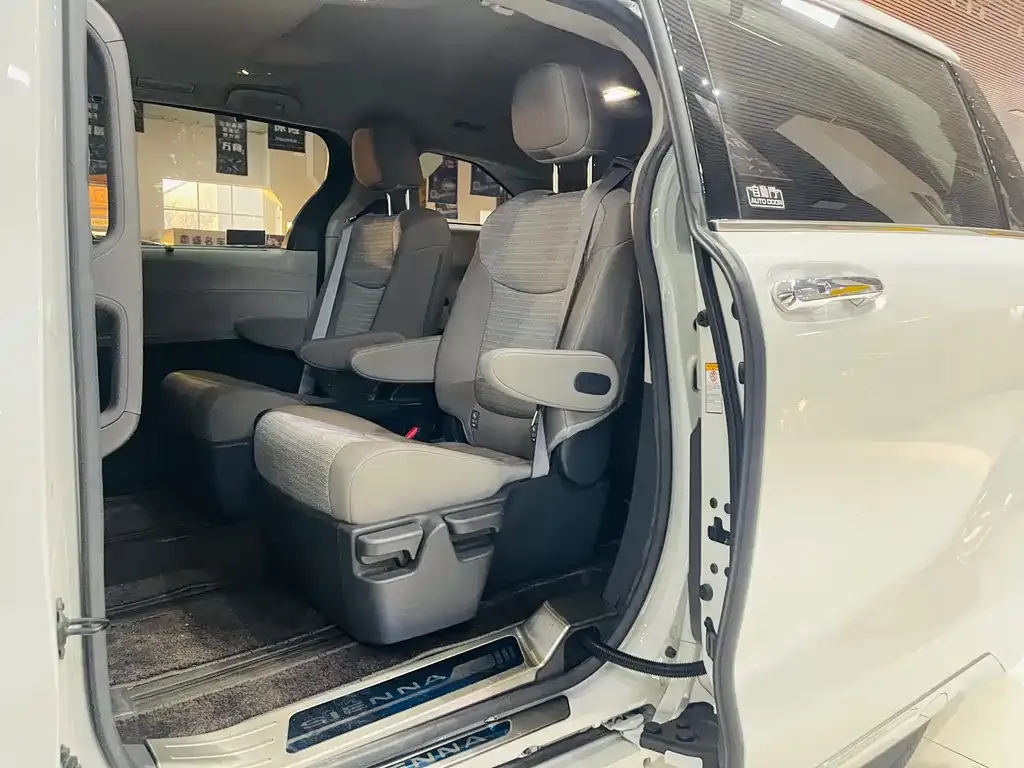 Toyota Sienna — фото 9