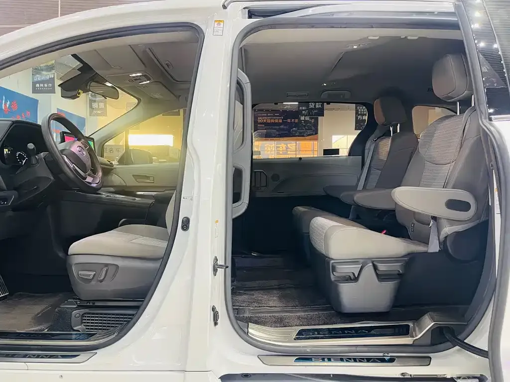 Toyota Sienna — фото 8
