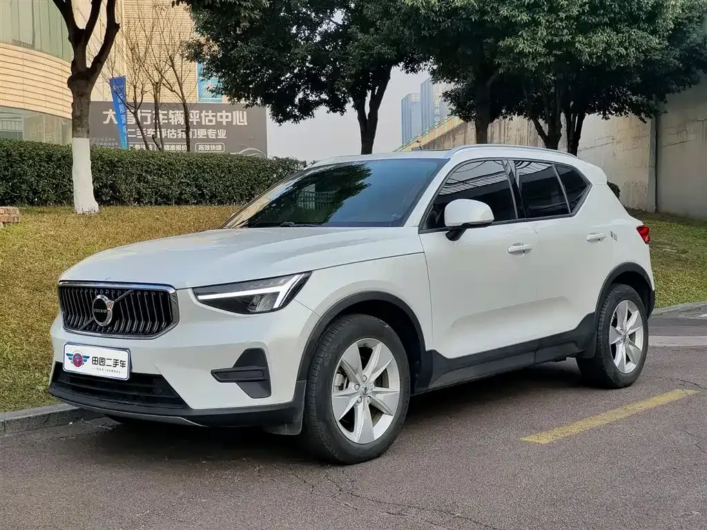 Volvo XC40 — фото 1