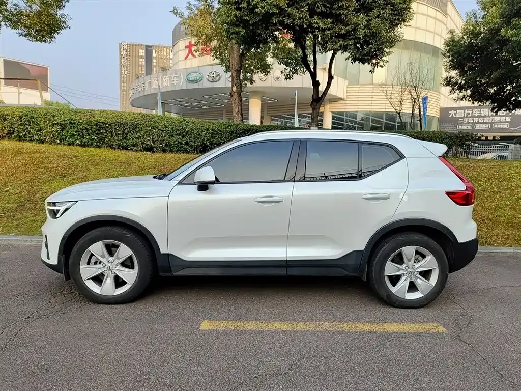 Volvo XC40 — фото 9